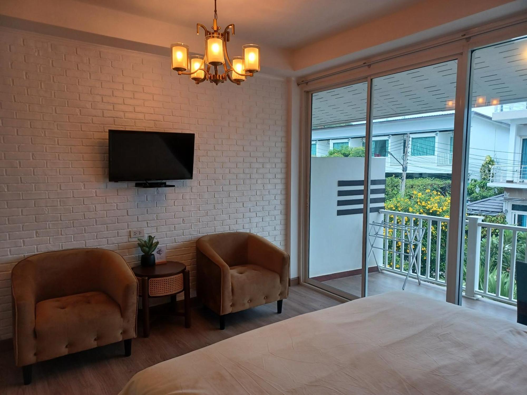 Koh Larn Riviera Hotel Buitenkant foto