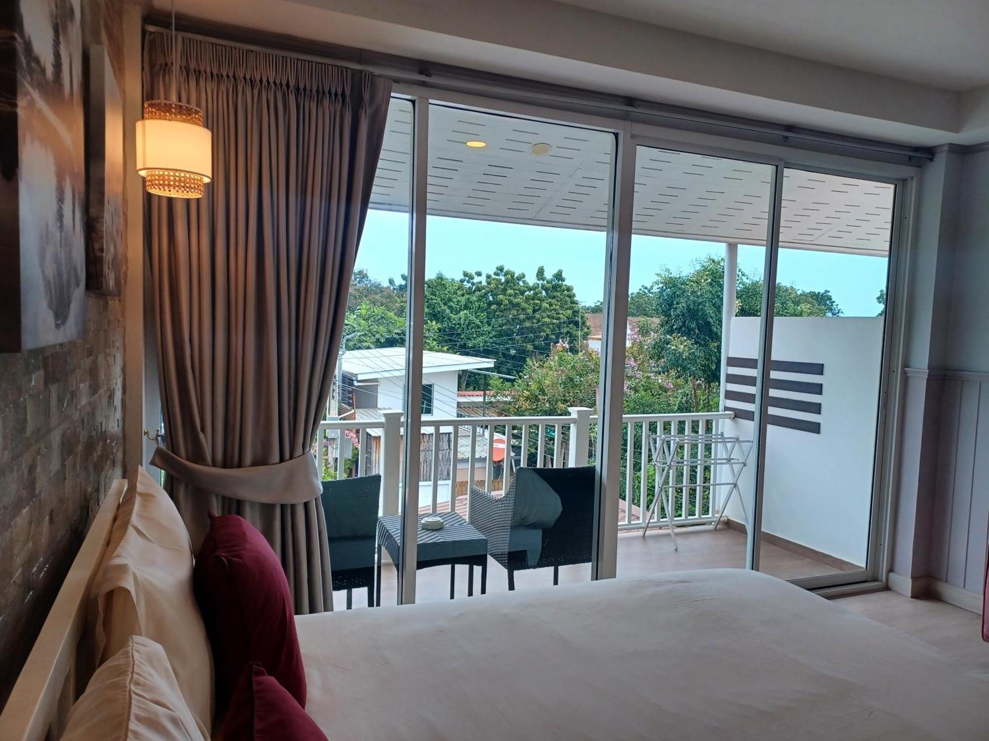 Koh Larn Riviera Hotel Buitenkant foto