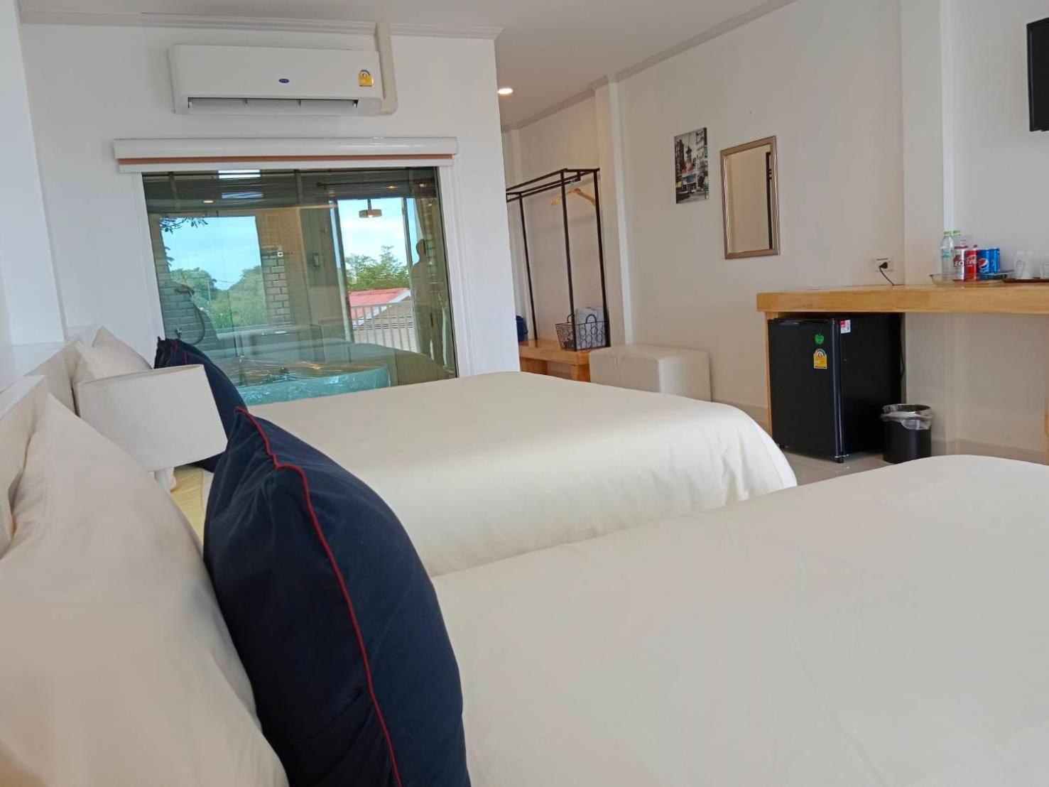 Koh Larn Riviera Hotel Buitenkant foto
